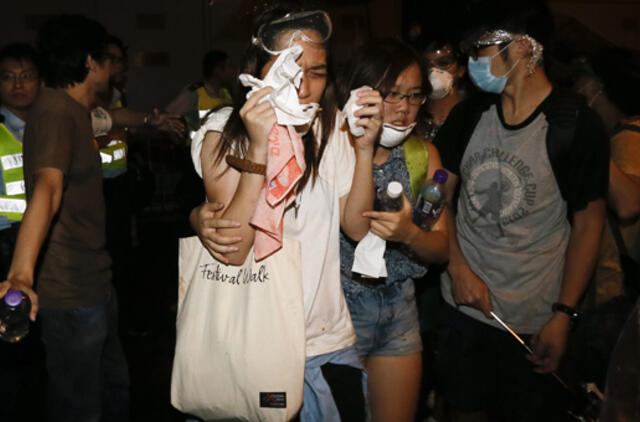 Honkonge protestuotojai susirėmė su policijos pareigūnais