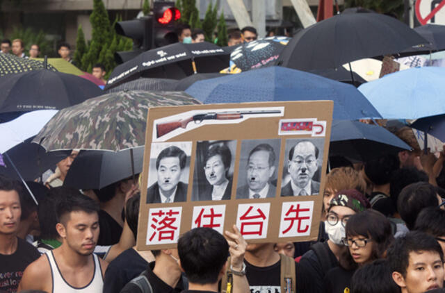 Honkonge už demokratiją kovojantys protestuotojai ir šalies pareigūnai švenčia Kinijos Nacionalinę dieną