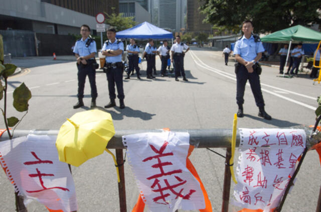 Honkongo policijos pareigūnai šalina protestuotojų suręstas barikadas