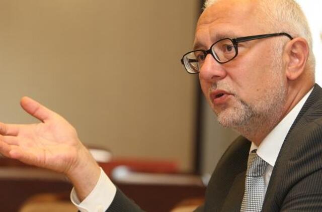 Į karines stovyklas Rusijoje išleidusią mokyklos vadovę ministras tegali pabarti