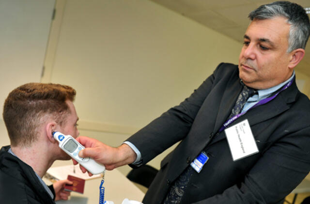 Londono Hitrou oro uoste keleiviai pradėti tikrinti dėl Ebolos