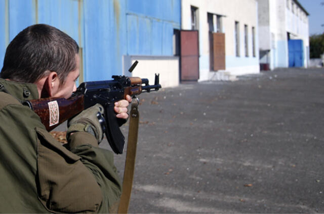 NATO: Ukrainoje vis dar yra "šimtai" rusų karių