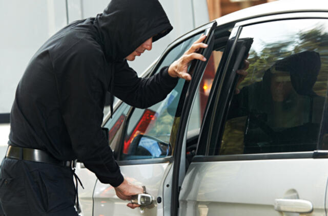 Prie prekybos centro Vilniuje sumuštas jaunuolis, pagrobtas jo automobilis