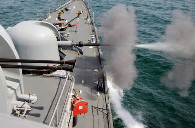 Šiaurės ir Pietų Korėjos laivai apsikeitė įspėjamaisiais šūviais