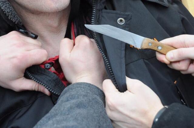 Trys berniukai grasino peiliu ir pagrobė 8 litus