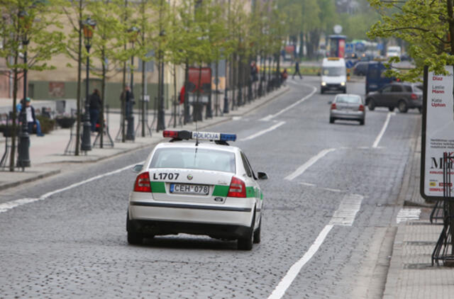 VRM siūlo dešimtadaliu kelti pareigūnų atlyginimus