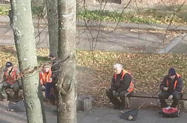 "Darbo dieną praleidžia ant suoliuko"