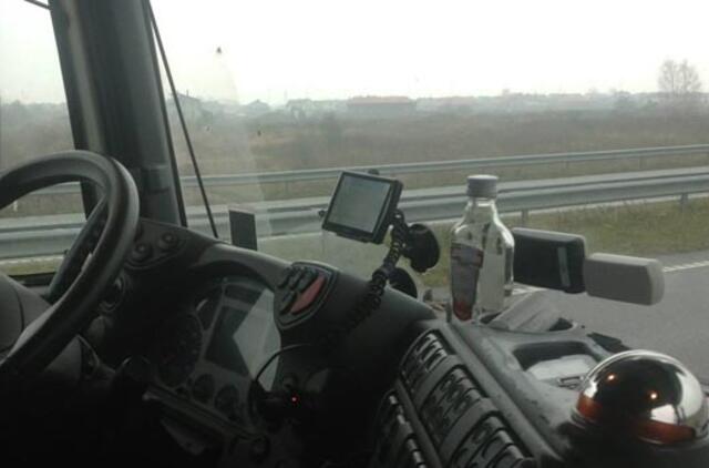 Girtas kaip maišas latvis vairavo vilkiką