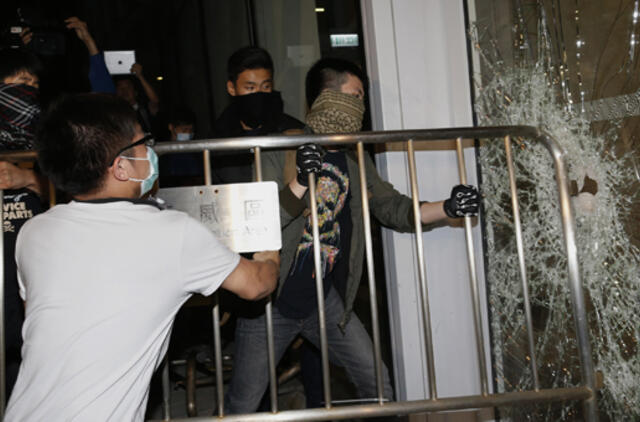 Honkonge kilo protestuotojų ir policijos susirėmimai