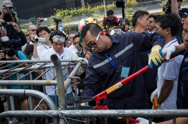 Honkonge pareigūnai valo protesto vietą prie vyriausybės įstaigų