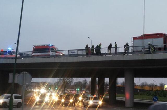 Jaunuolis nusprendė šokti nuo tilto