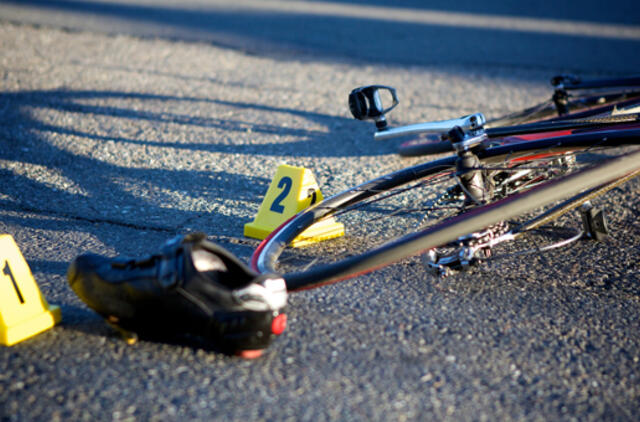 Kelyje sužalotas tamsoje nepastebėtas dviratininkas