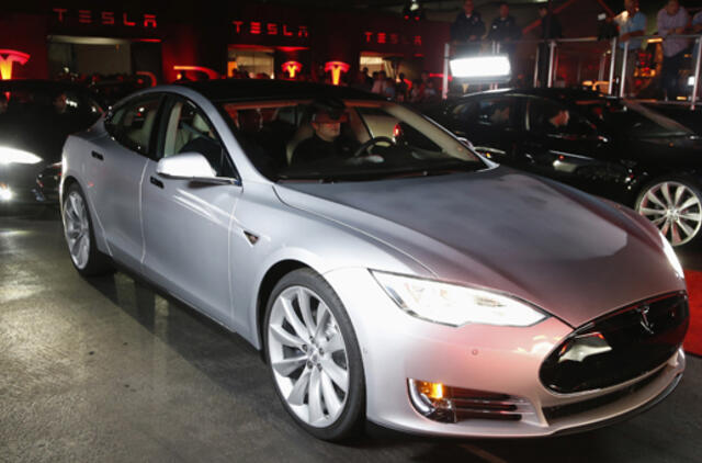 Trečiąjį metų ketvirtį "Tesla" pristatė rekordinį elektromobilių skaičių, nors ir patyrė nuostolių