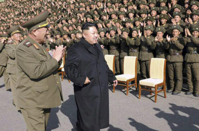 Šiaurės Korėjos lyderiui Kim Čen Unui nebereikia lazdos