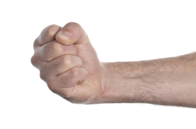 Du vyrai Taikos pr. sumušė ir apiplėšė septyniolikmetį