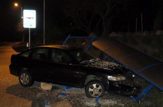 Plikledis: „Opel“ sudaužė stotelės paviljoną