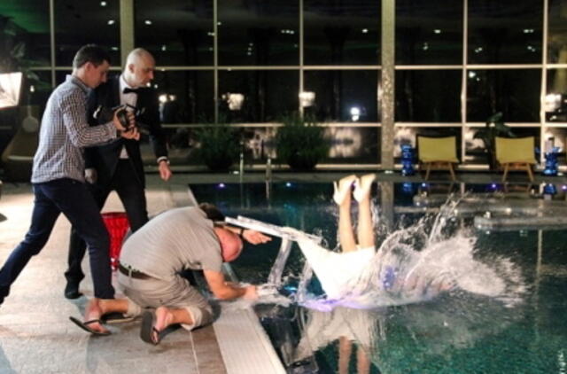 Algis Ramanauskas-Greitai įmetė nemokančią plaukti gražuolę į baseiną