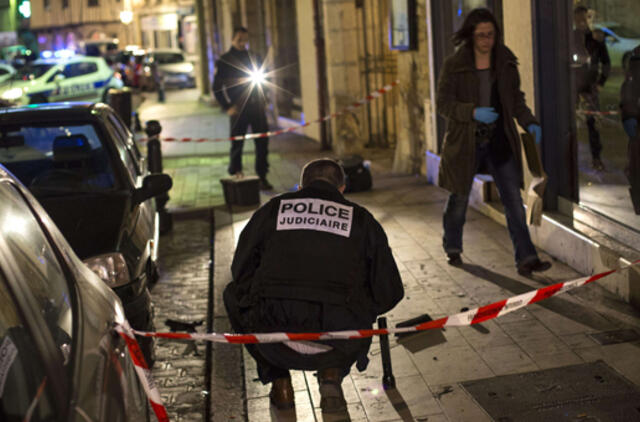 "Allahu Akbar" šaukdamas vyras Prancūzijoje automobiliu kelis kartus rėžėsi į praeivius