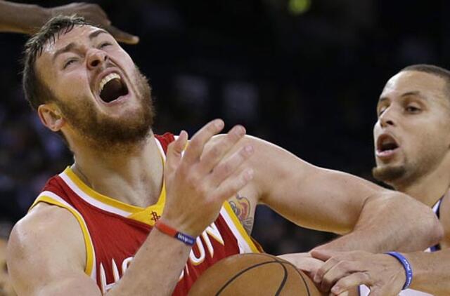 Donatas Motiejūnas rungtynėse su "Warriors" pelnė 18 taškų