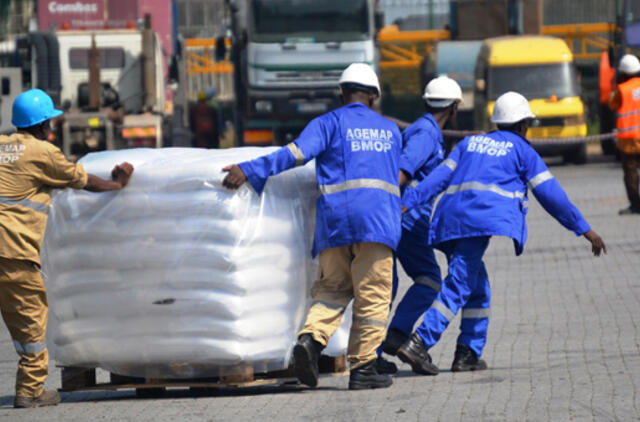 Ebolos nuvargintas Vakarų Afrikos šalis pasiekė ES pagalbos siuntinys
