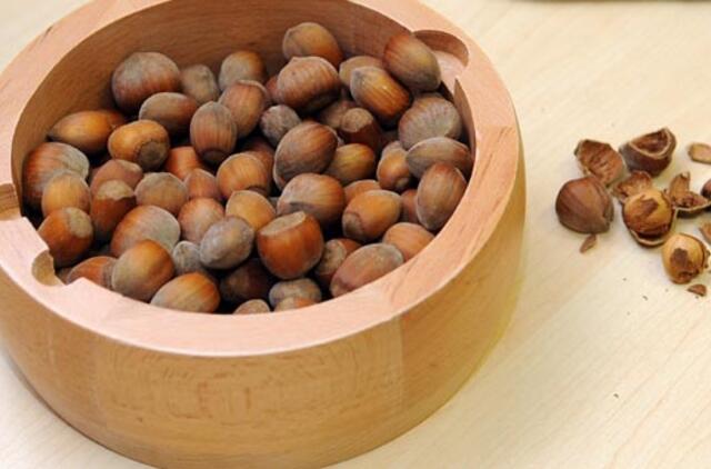 Ką Kūčių vakarą mums gali išburti riešutai?