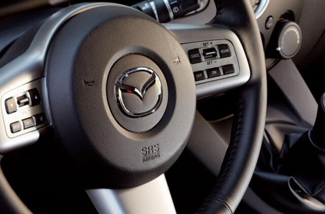 "Mazda" ir "Honda" atšaukia daugiau automobilių dėl "Takata" oro pagalvių
