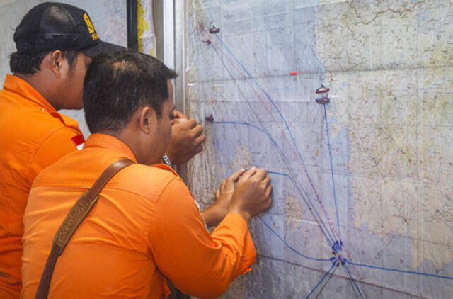 Oro linijų bendrovės "AirAsia" lėktuvas gali būti jūros dugne