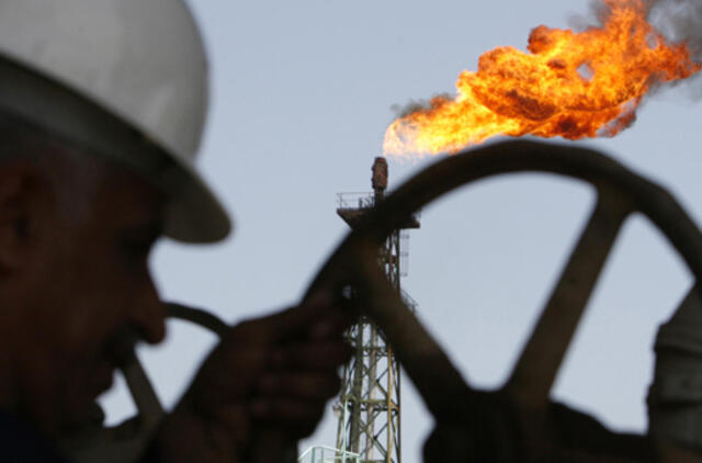 Pasaulinės naftos kainos toliau krinta