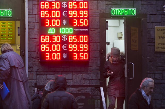 Rusijos rublis kiek atsigauna, nors jo kursas smarkiai svyruoja