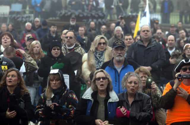 Tūkstantinės minios JAV miestuose protestuoja dėl policijos veiksmų prieš juodaodžius