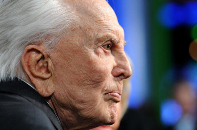 Žurnalas "People" atsitiktinai paskelbė Kirko Daglaso nekrologą