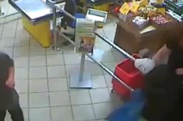 Dėl kosmetikos susigrūmė su kasininke