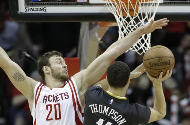 Donatas Motiejūnas rungtynėse su "Warriors" pelnė 14 taškų