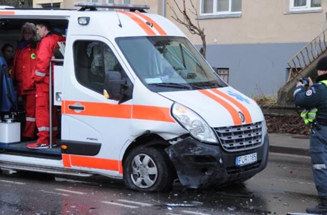 Į iškvietimą skubėjusią greitąją sustabdė "golfas"