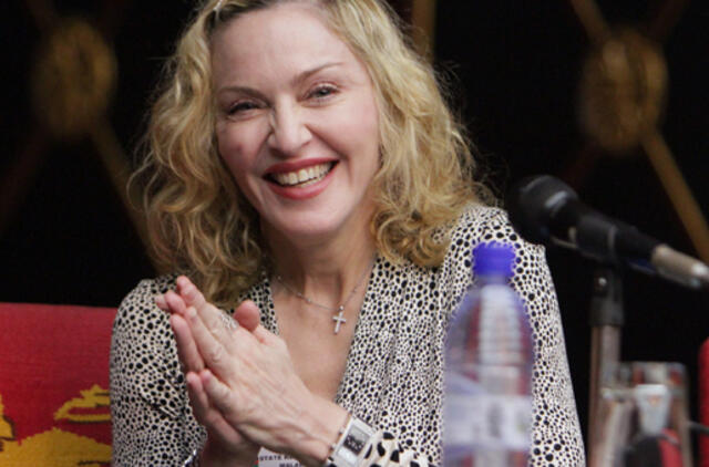 Madona kritikuojama dėl naujojo albumo viršelio reklamos