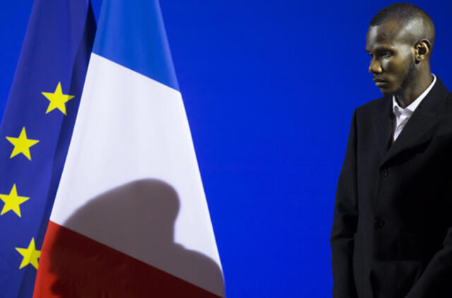 Maliečiui, gelbėjusiam įkaitus per dramą košerinio maisto parduotuvėje Paryžiuje, įteiktas Prancūzijos piliečio pasas