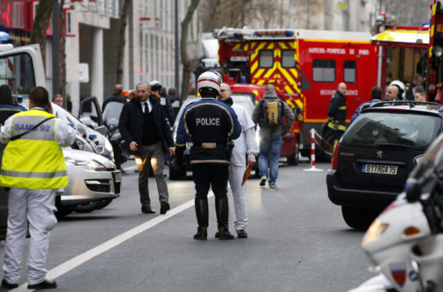 Mirė ketvirtadienį Paryžiuje šūviais sužeista policininkė