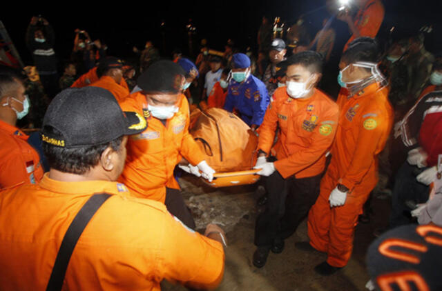 Pagerėjus orui, išplėsta "AirAsia" lėktuvo aukų paieškos teritorija