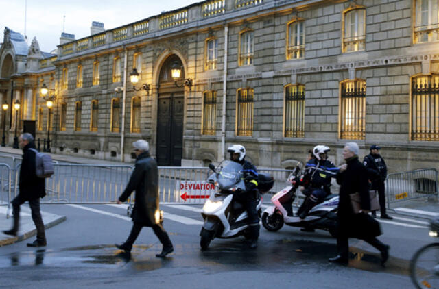Paryžiuje nežinomas asmuo automobiliu partrenkė policininkę prie Eliziejaus rūmų