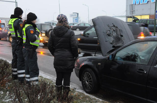 Statybininkų prospekte užsidegė automobilis