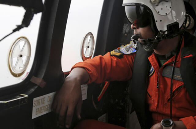 Tęsiamos "AirAsia" lėktuvo juodųjų dėžių paieškos