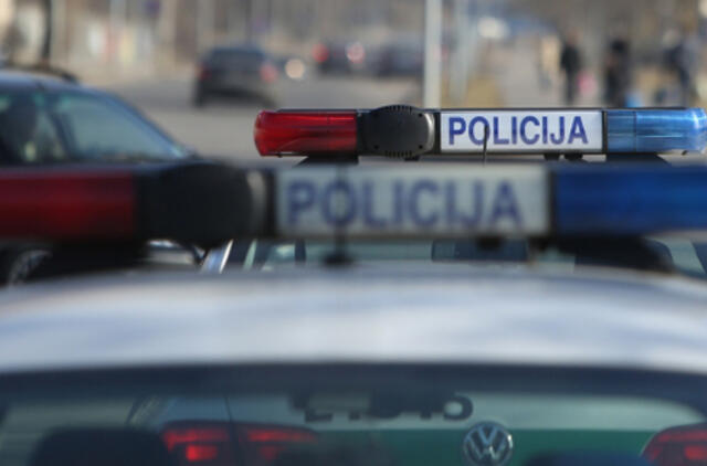 Vagys operatorių užrėmė tualete