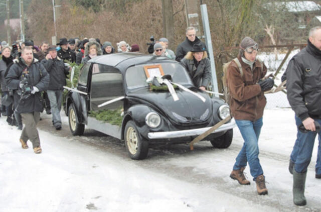 Vieni apverkė litą, kiti laistė