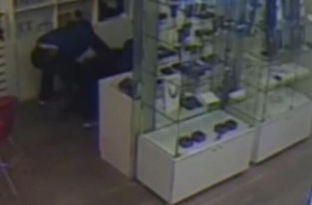 Apiplėšė galeriją ir išvažiavo į taborą pirkti kvaišalų