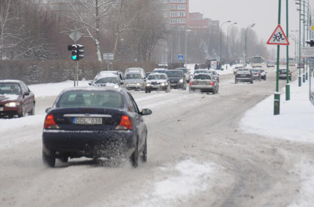 Dieną eismo sąlygas sunkins krituliai, plikledis ir rūkas