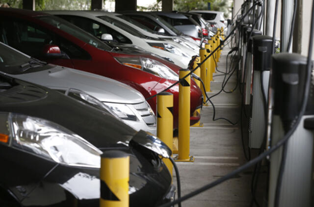 Elektromobilių pardavimai Europoje pernai išaugo daugiau nei trečdaliu