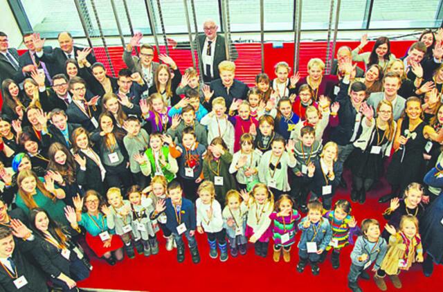 Jaunimas kviečia nupinti 250 tūkst. trispalvių draugystės apyrankių Lietuvai