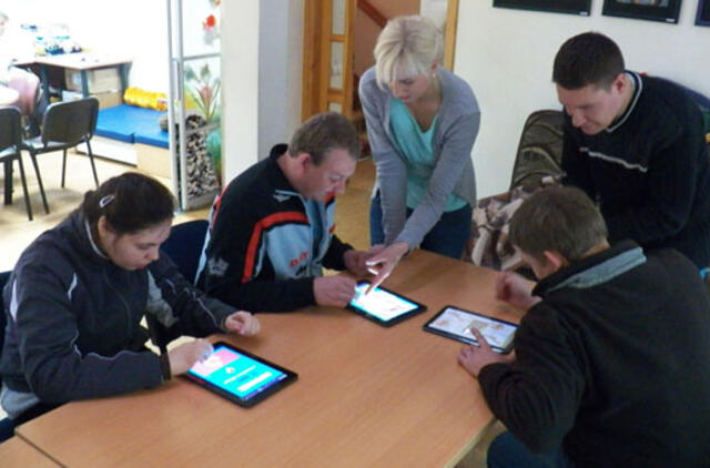 Neįgalieji savanoriauja technikos parduotuvėje