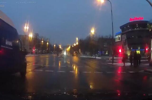 Nepaisė raudono šviesoforo signalo (video)