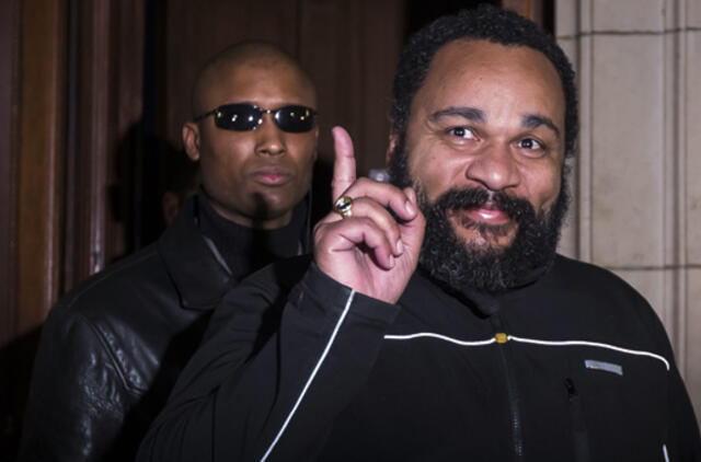 Prancūzų komikas bus teisiamas už terorizmo toleravimą